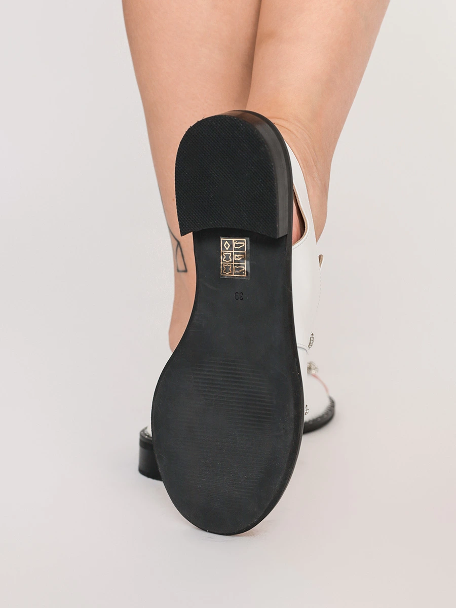 Сандалии белые с декором кристаллами